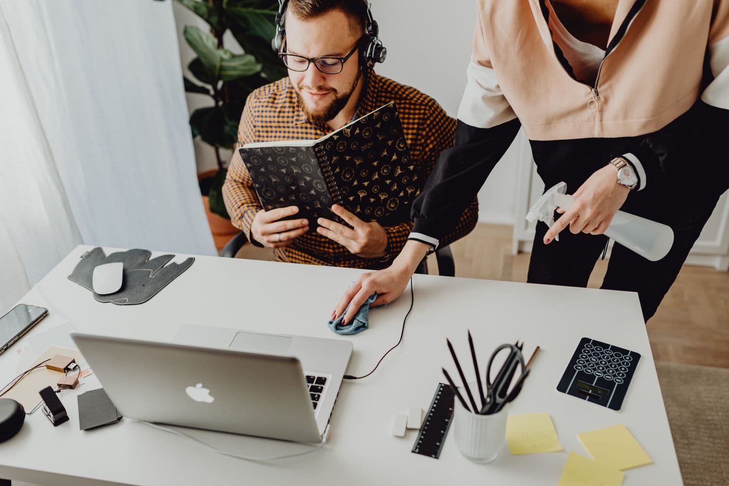 Nettoyage professionnel d'un bureau par l'équipe SA-Cleaning